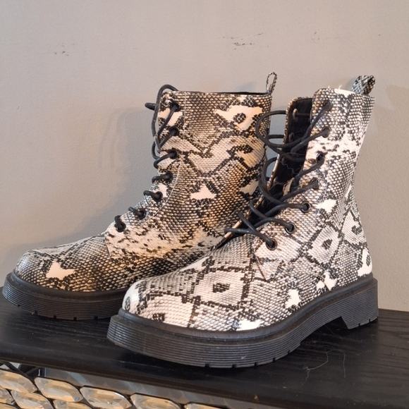Snake print combat boots. - Picture 3 of 4